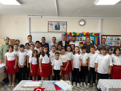  2023-2024 eğitim-öğretim döneminin sona ermesi dolayısıyla Kaymakamımız Sayın Onur ÖZAYDIN, Erzin Mehmet Akif ilkokulunu ziyaret etti.