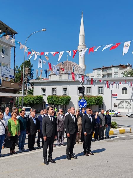 19 Mayıs ATATÜRK'ü Anma Gençlik ve Spor Bayramı Çelenk Sunma Töreni Gerçekleştirildi.